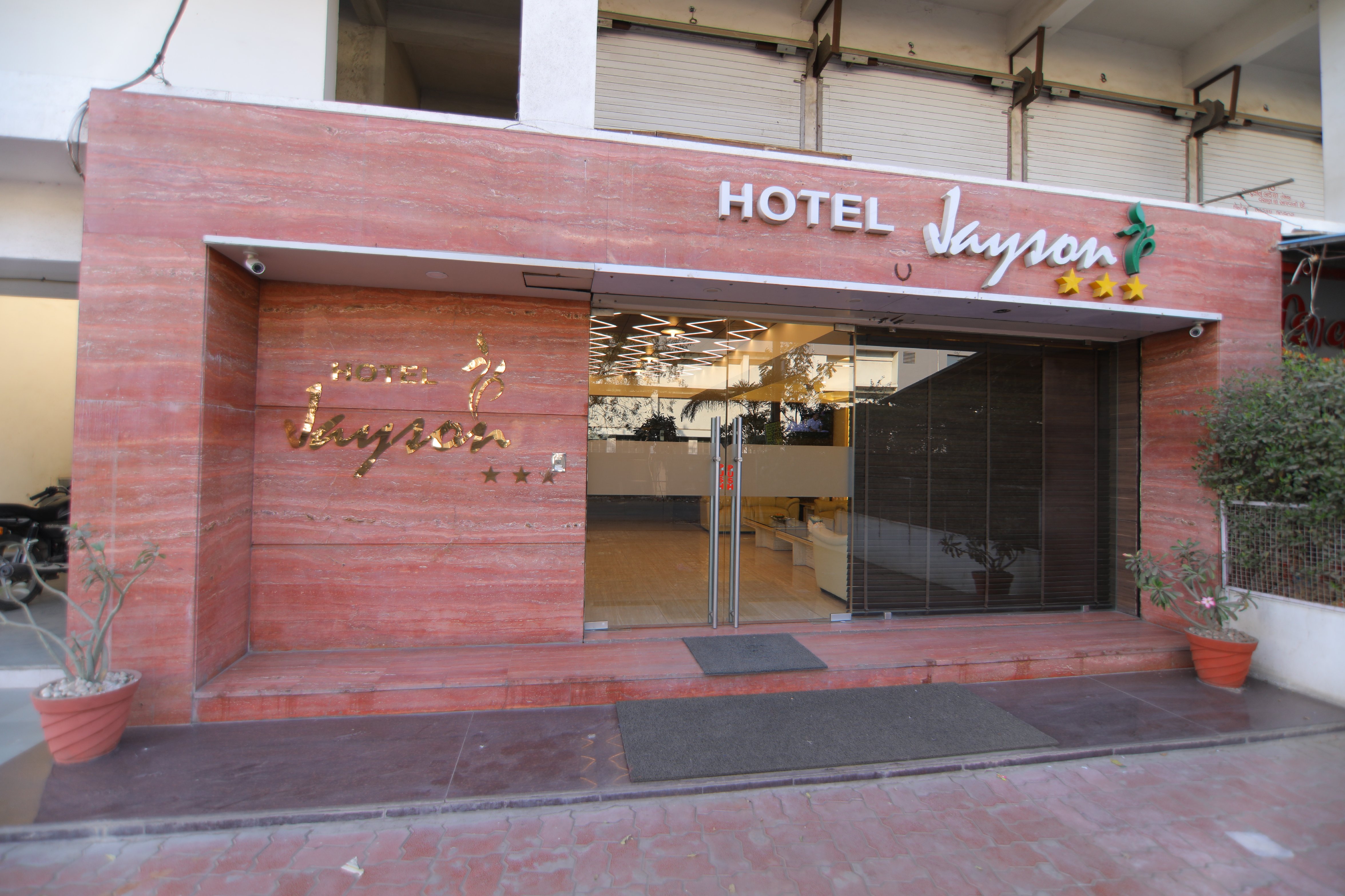Hotel Jayson Metoda - Tap to explore photos