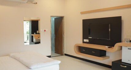 Maalgudi Hotel & Restaurant Room Type - Suite Room
