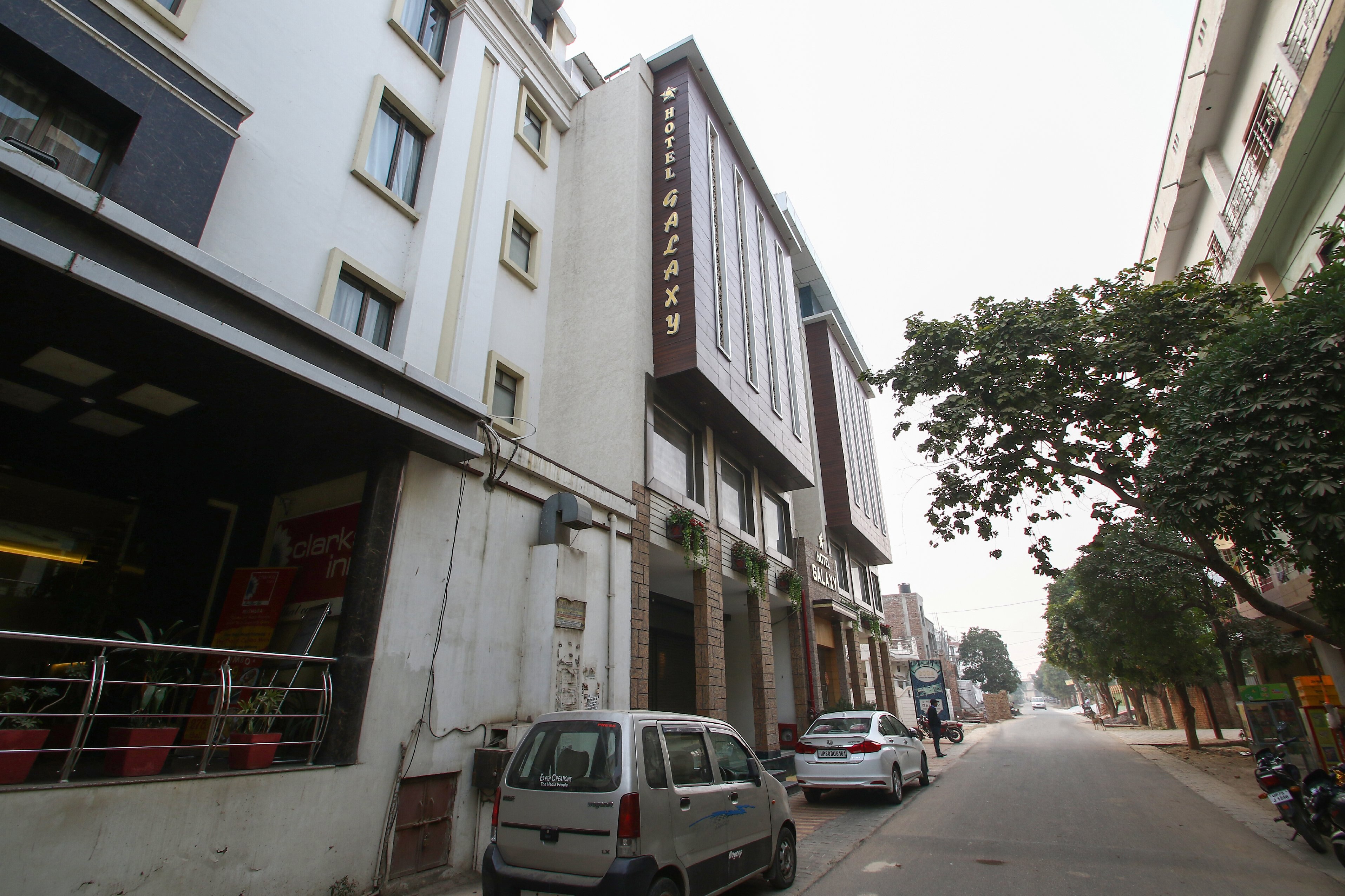 Hotel Galaxy - Tap to explore photos