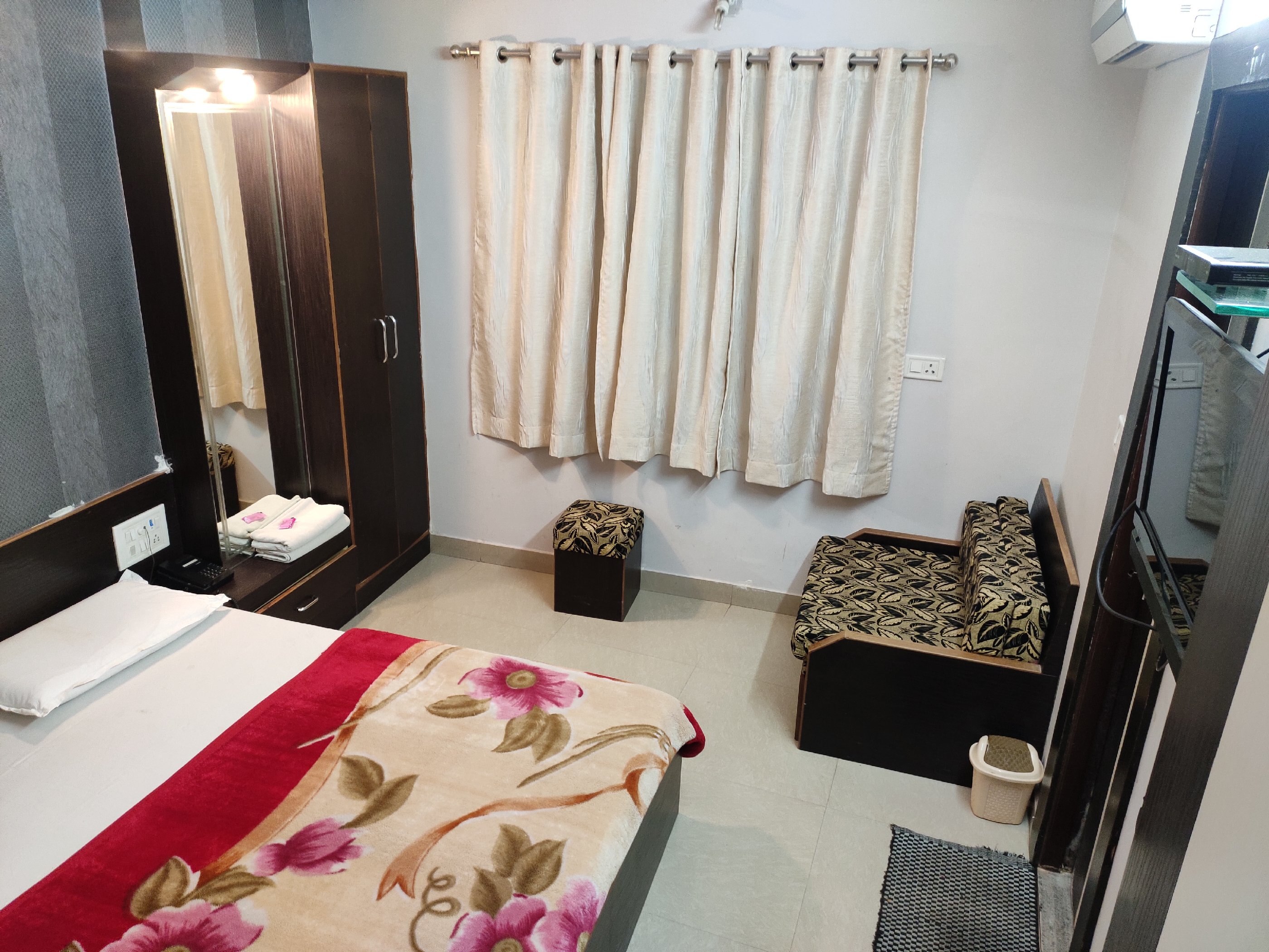 Hotel Gopi Kunj - Tap to explore photos