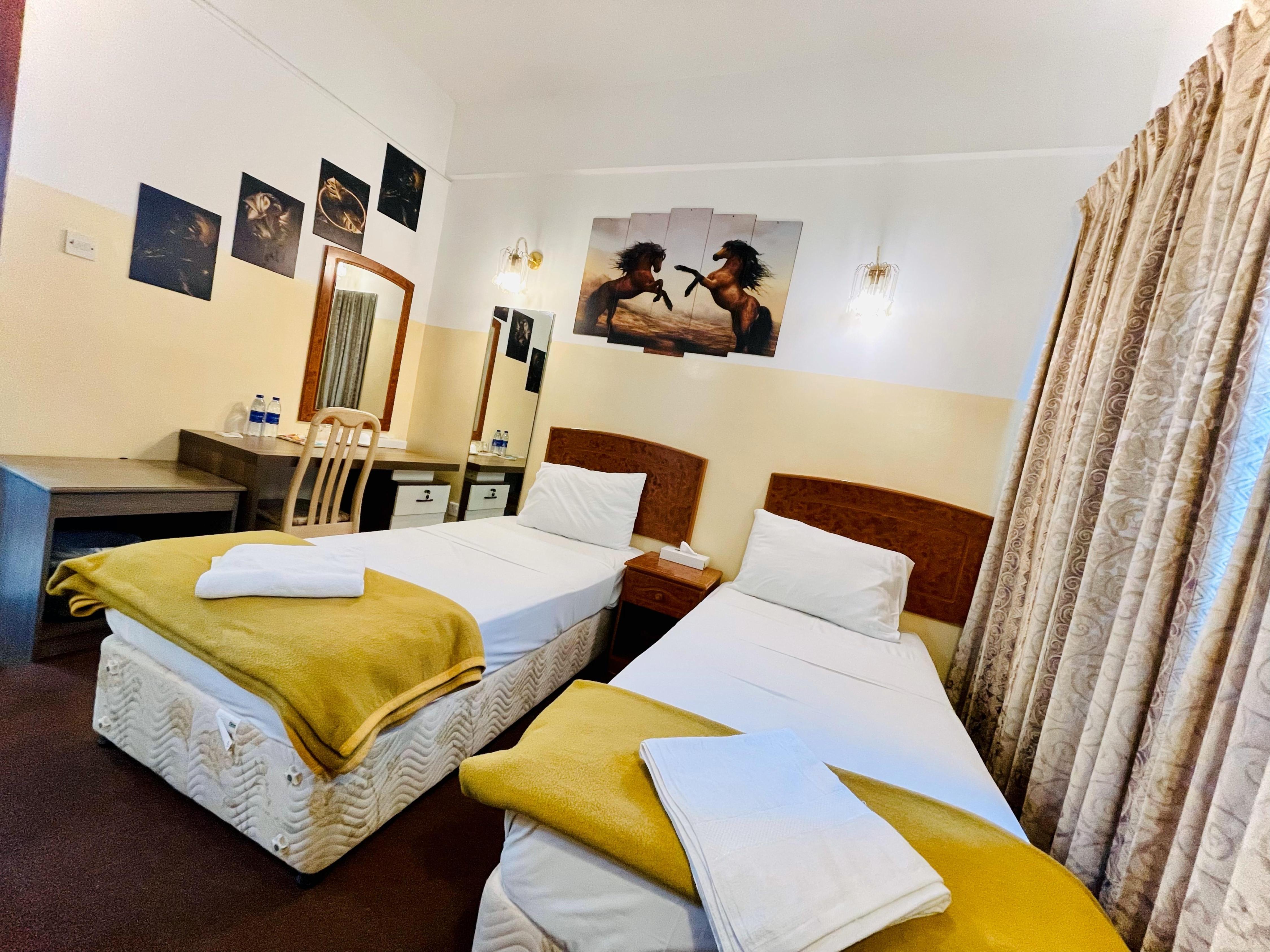 Queen's Hotel Room Type - Standard Twin Room
