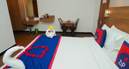 Zip By Spree Hotels Mangala International Room Type - Deluxe Room