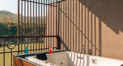 Manu Maharani Resort Room Type - Royal Club with Jacuzzi