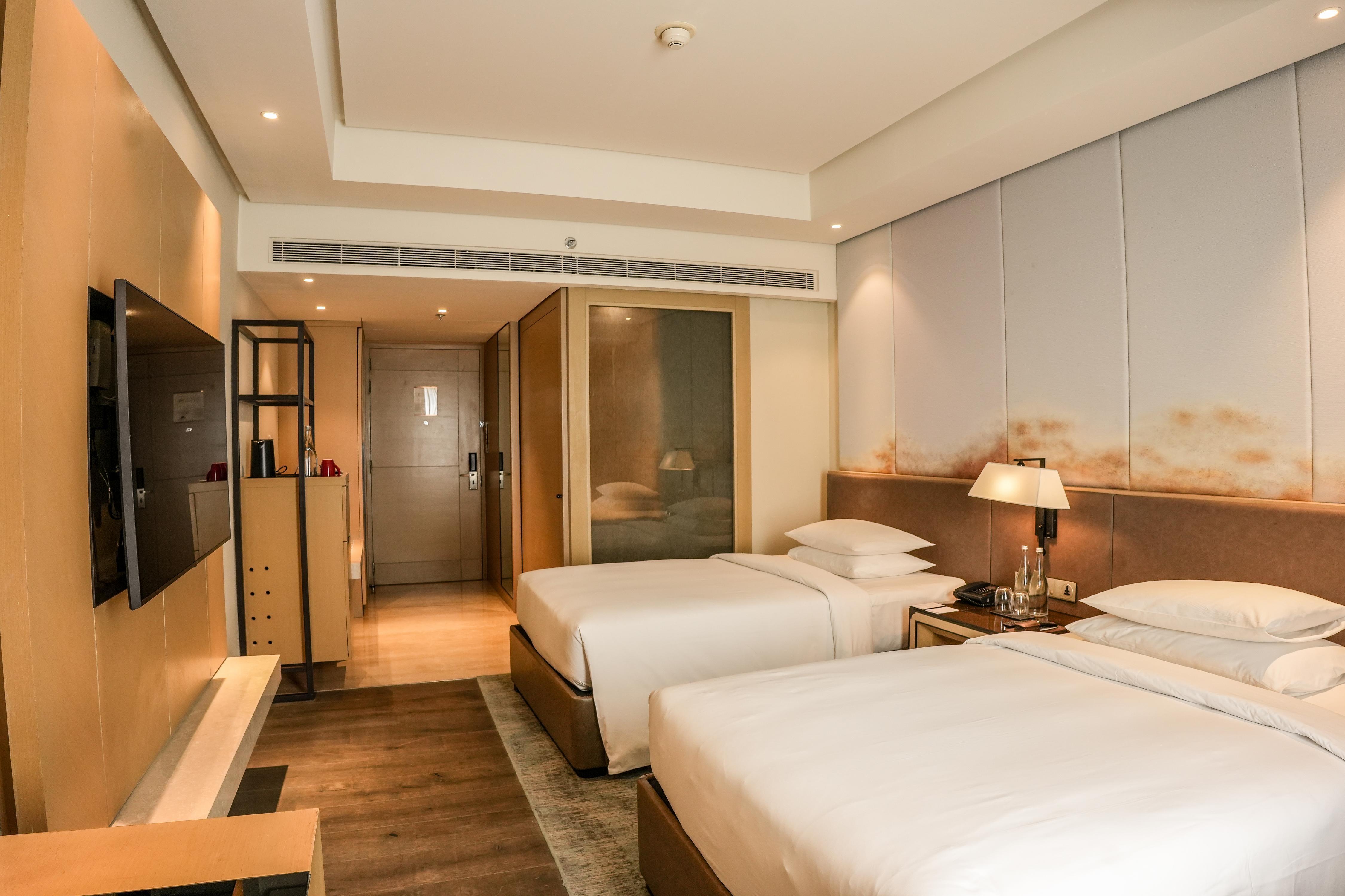Indore Marriott Hotel Room Type - Club Twin, Club Lounge Access, Happy Hours (1+1) from 6PM- 8PM, Guest room, 2 Twin/Single Beds