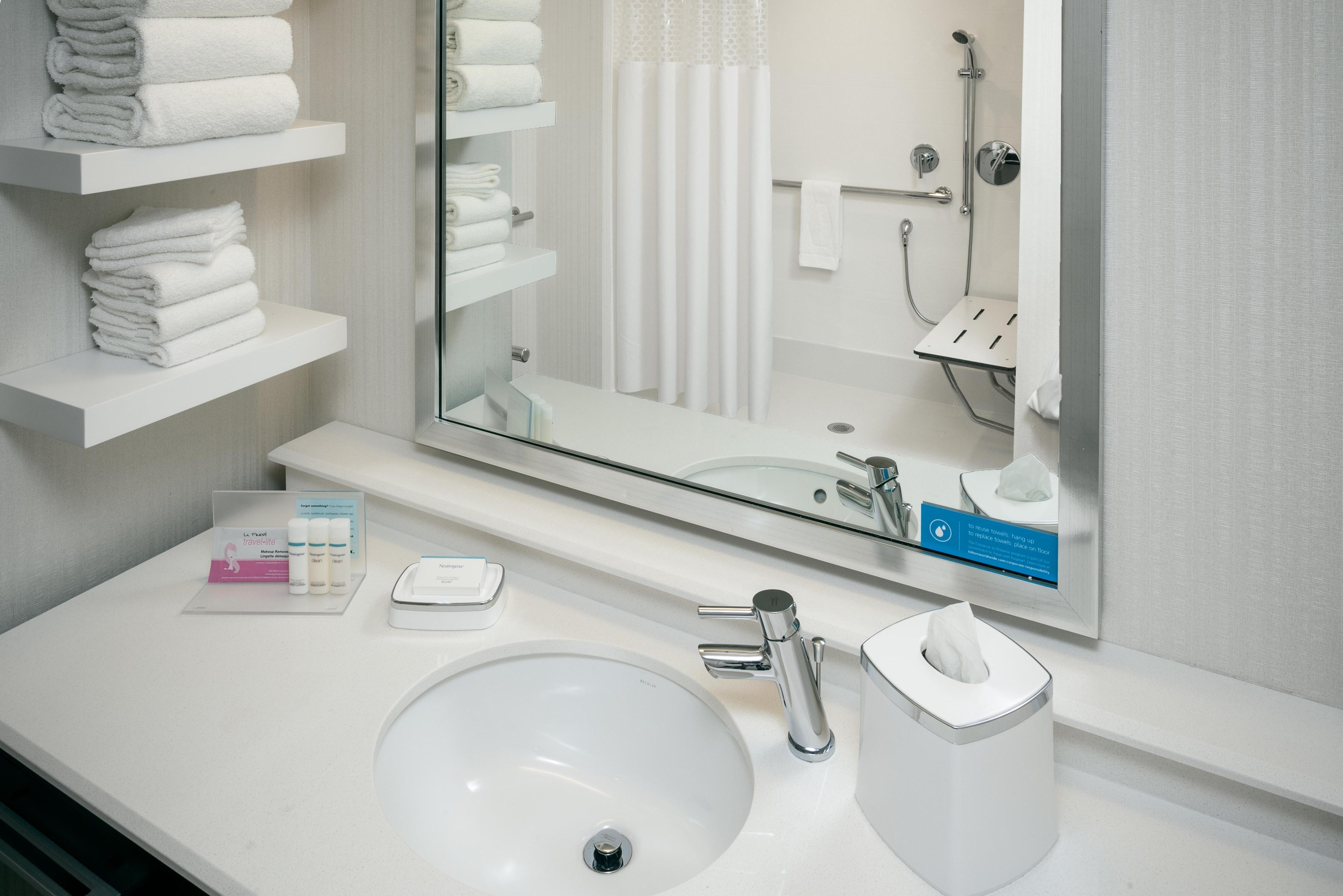 Hampton Inn & Suites by Hilton Seattle/Northgate Room Type - 1 KNG ACC ROLLIN SHWR NS