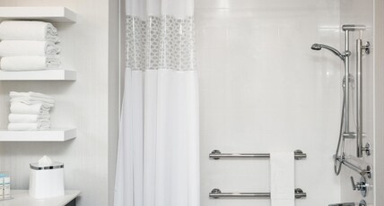 Hampton Inn & Suites by Hilton Seattle/Northgate Room Type - 2QNS MOB ACC W TUB BALC NS