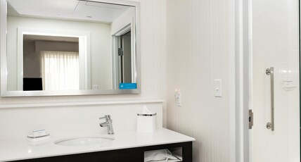 Hampton Inn & Suites by Hilton Seattle/Northgate Room Type - 1 KING W BALCONY-SHOWER NS