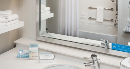Hampton Inn & Suites by Hilton Seattle/Northgate Room Type - 1 KNG ACCESSIBLE TUB NS