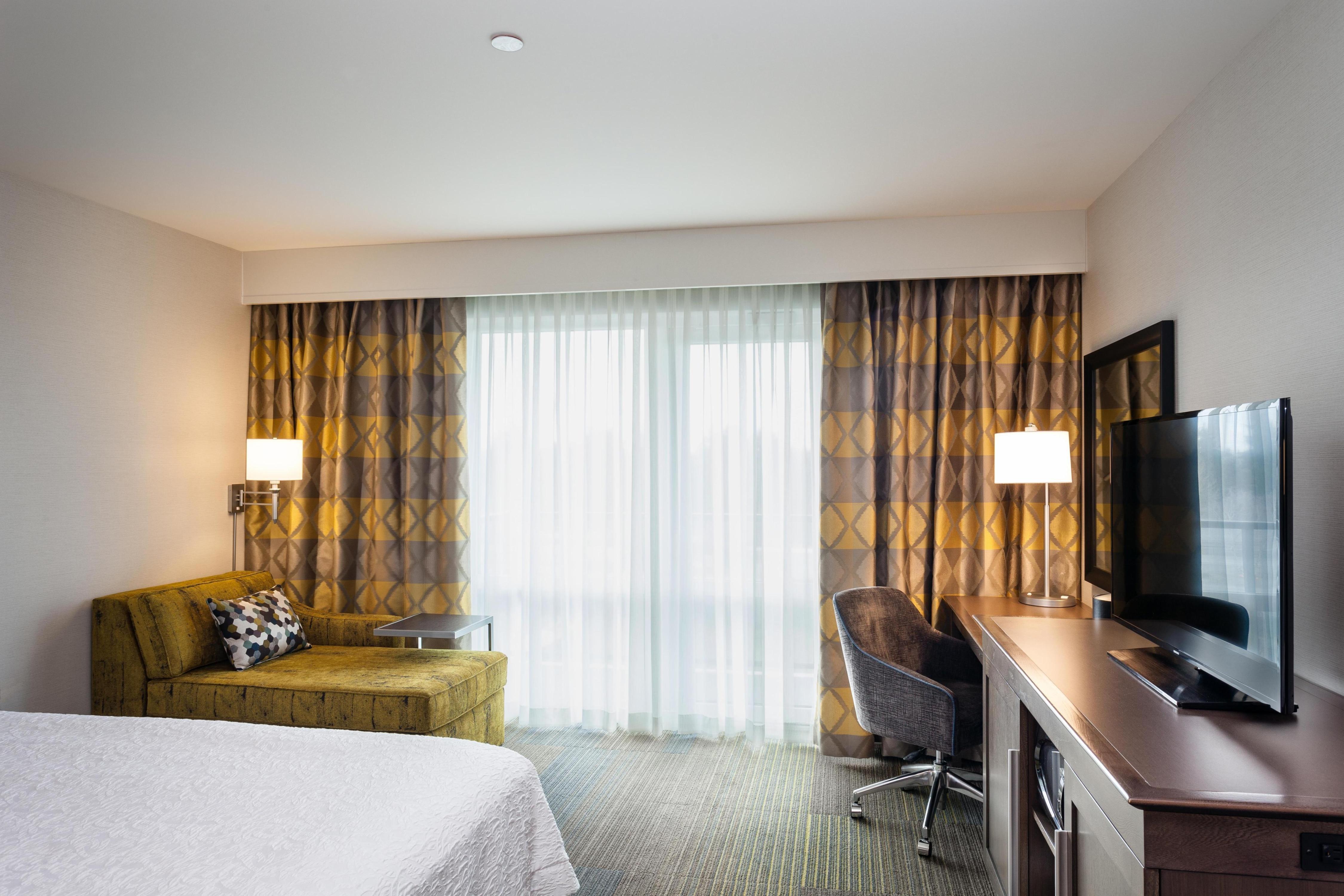 Hampton Inn & Suites by Hilton Seattle/Northgate Room Type - 1 KNG BALCONY HEARING ACC