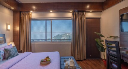 Perfectstayz Premium The Pride near Mall Road Room Type - Executive room with Balcony and Hil view Perfectstayz Premium The Pride near Mall Road Room Type - Executive room with Balcony and Hil view