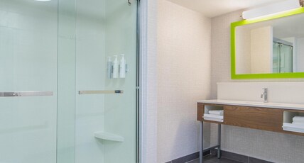 HAMPTON INN EAST AURORA NY Room Type - 1 KING BDR SUITE W SOFABED