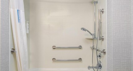 HAMPTON INN EAST AURORA NY Room Type - 2 QNS ACCESSIBLE W TUB NS