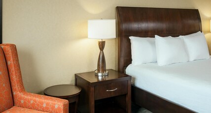 HILTON GARDEN INN SEATTLE ISSAQ Room Type - 1 KING BED WITH BALCONY