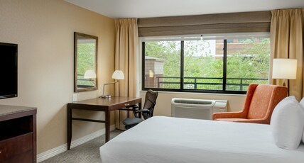 HILTON GARDEN INN SEATTLE ISSAQ Room Type - 2 QN ACC RM RI SHWR