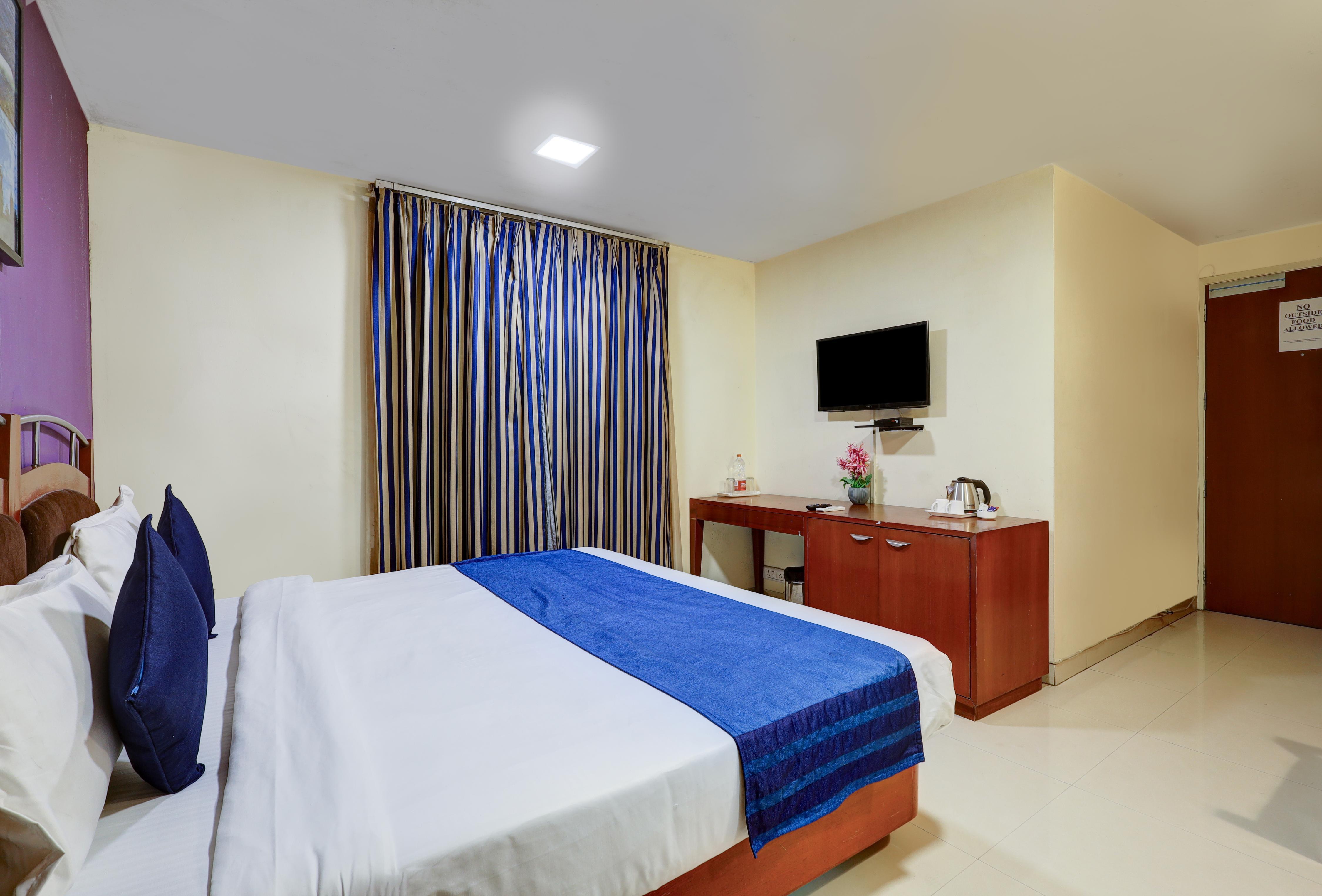Hotel Divine inn NFC By ASPL Room Type - Deluxe Room
