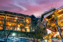 TIMBERWOLVES, Traveller's Lodge