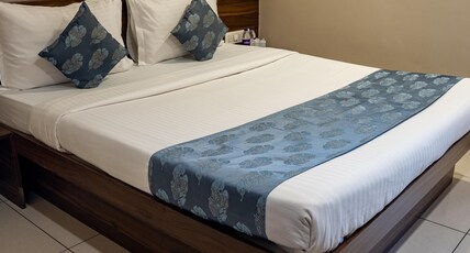 Hotel Utsav By PNS Room Type - Sm Deluxe Ac