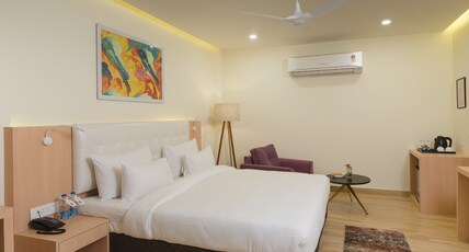 10 Park Street Hotel & Banquets Room Type - Luxury King Bed Room