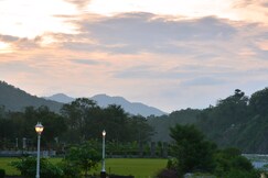 Kunkhet Valley Resort-A River Access Property