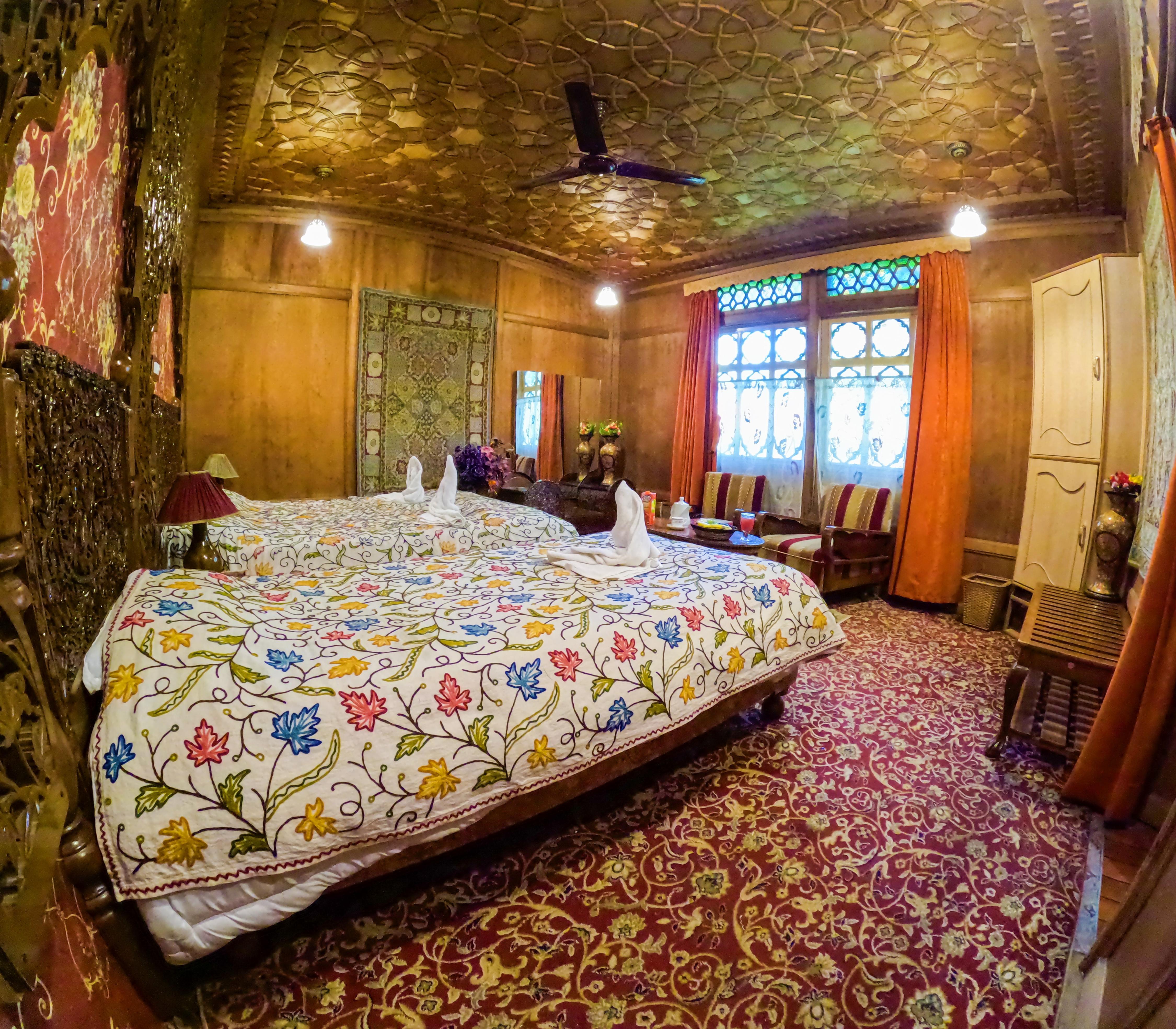 Houseboat Sher-e-kashmir - Tap to explore photos