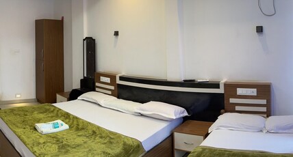 Dakshinakasi Guest House Room Type - Ac family Room With Balcony