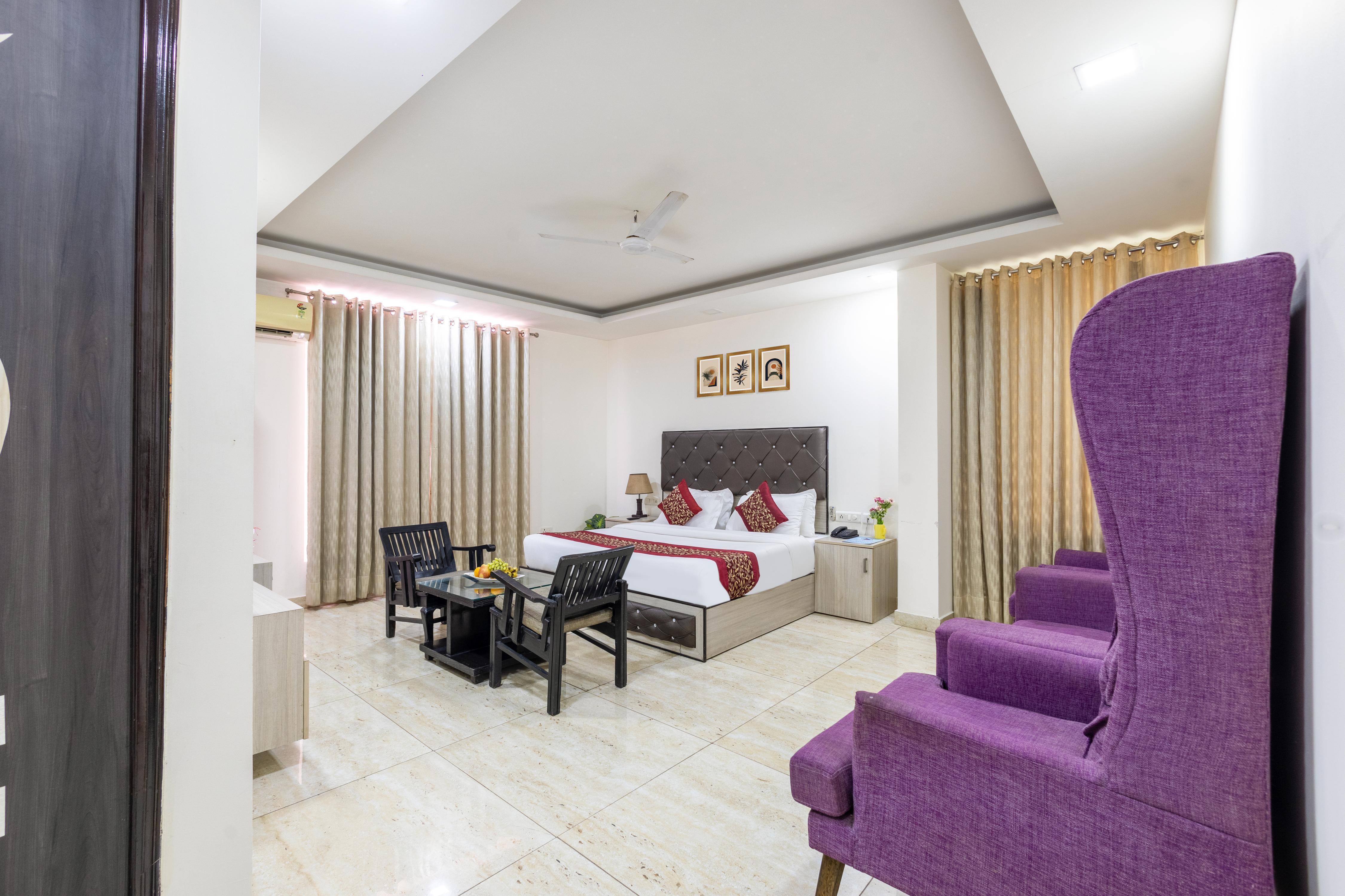 Hotel Amaara Stayz Near Medanta Hospital, Gurugram - Tap to explore photos