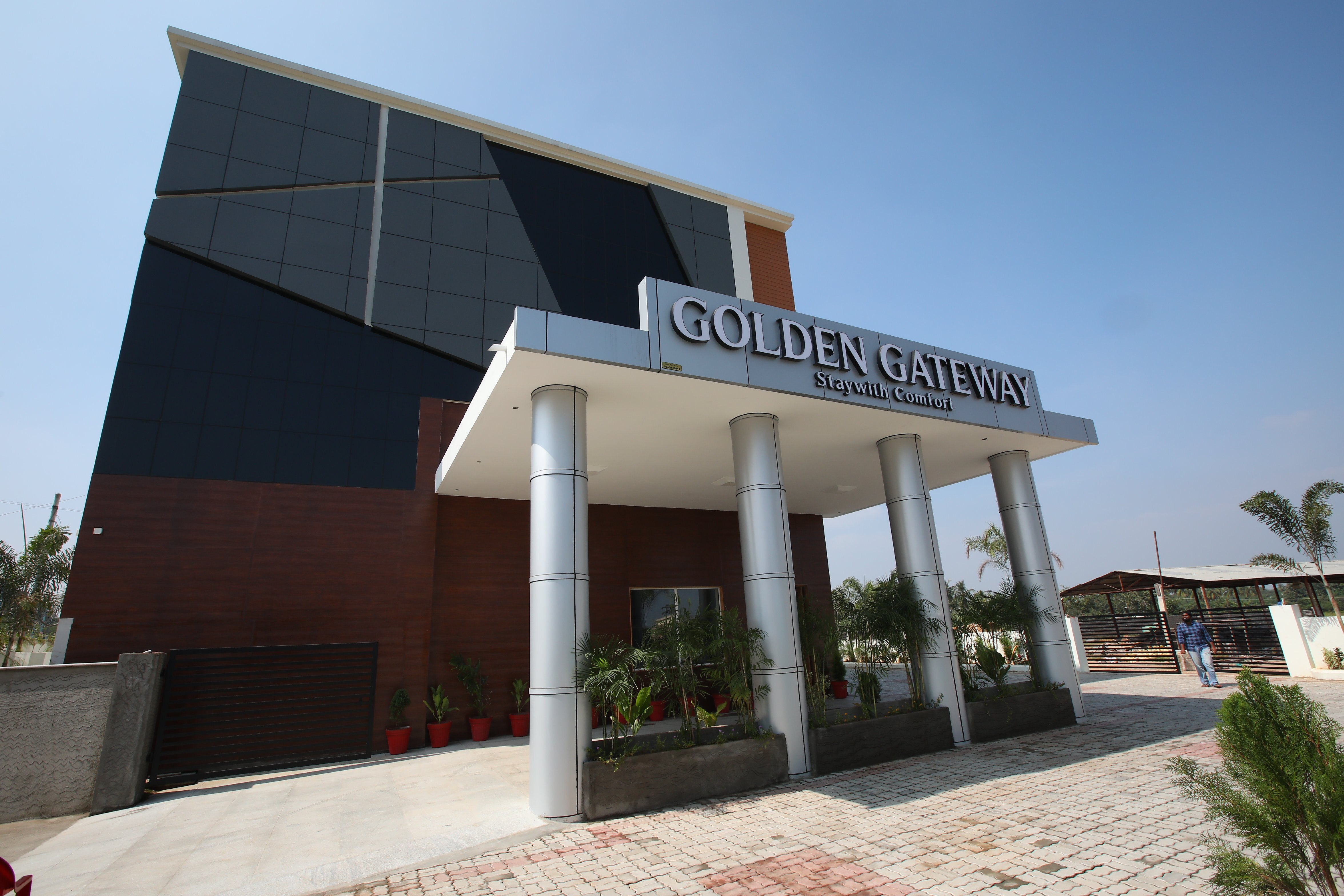 HOTEL GOLDEN GATEWAY - Tap to explore photos