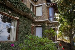 Avenida Snowcap Retreat