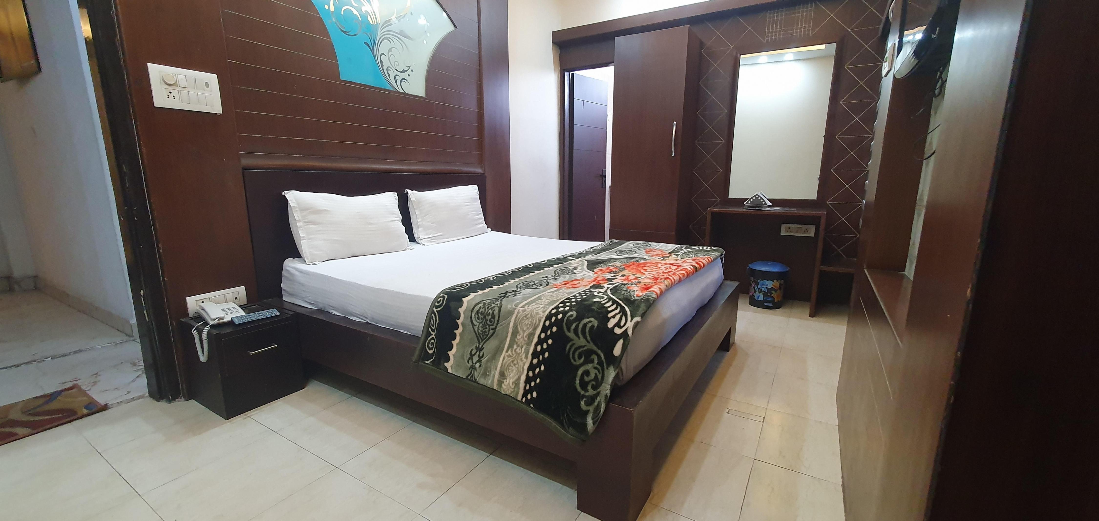 THE EVAAN - Tap to explore photos