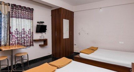 Sapphire Stay Room Type - Deluxe Quadruple Room wit AC