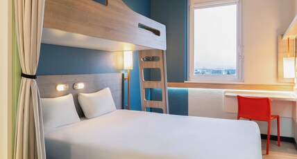 IBIS BUDGET GENEVE AEROPORT Room Type - Triple room with a double bed (150 x 190 cm) and a bunk bed (80 x 190 cm)