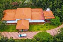 Water View Holiday Retreat | Rooms & Pool