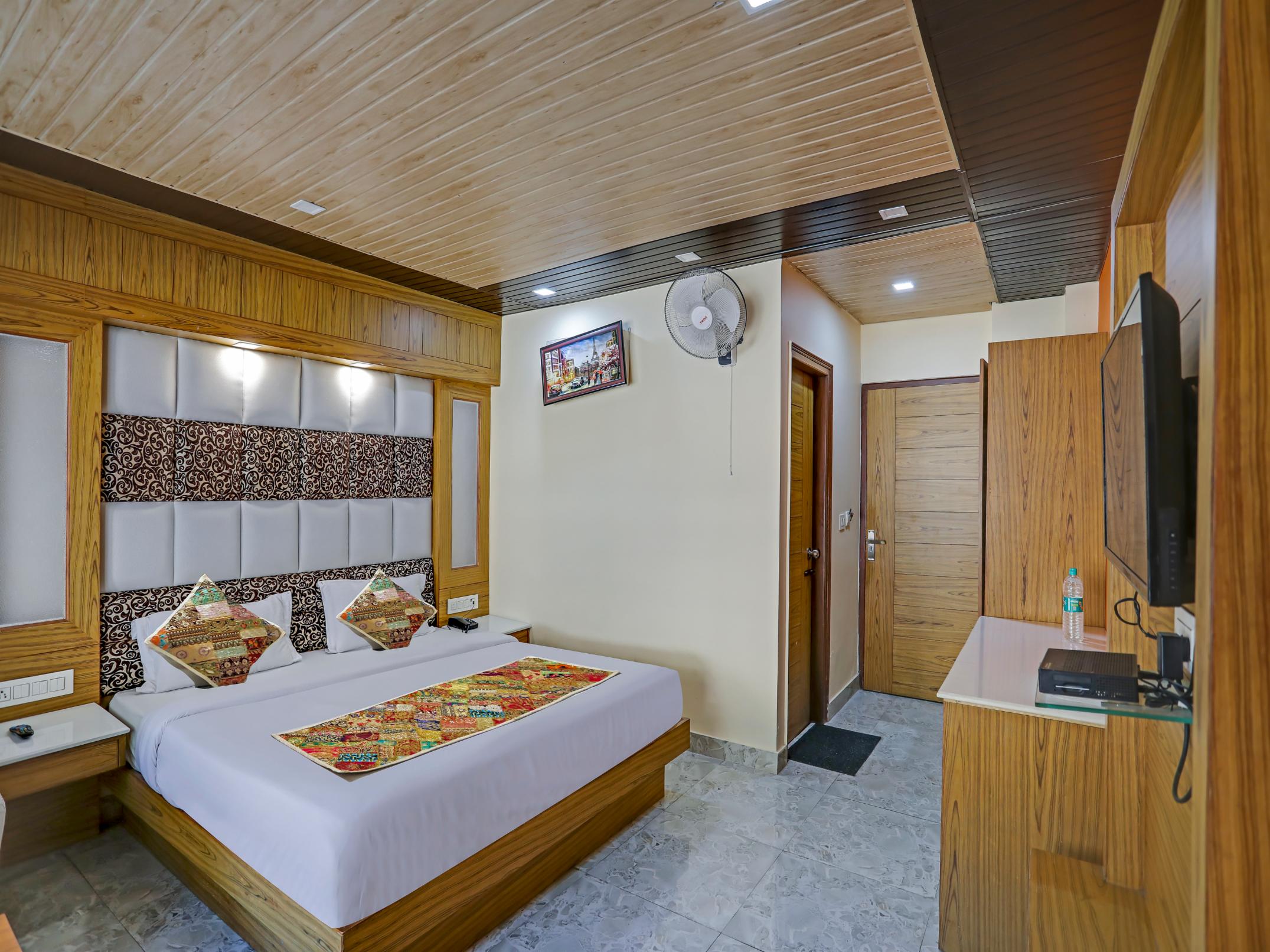 Hotel Woods View (2 mins walk to Mall Road, Mussoorie) - Tap to explore photos