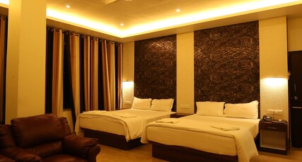 Hotel Marina Manor Room Type - Family Room with Sofa