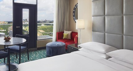 Renaissance Bengaluru Race Course Hotel Room Type - Balcony Room - Executive level, 1 King Bed, with Bathtub