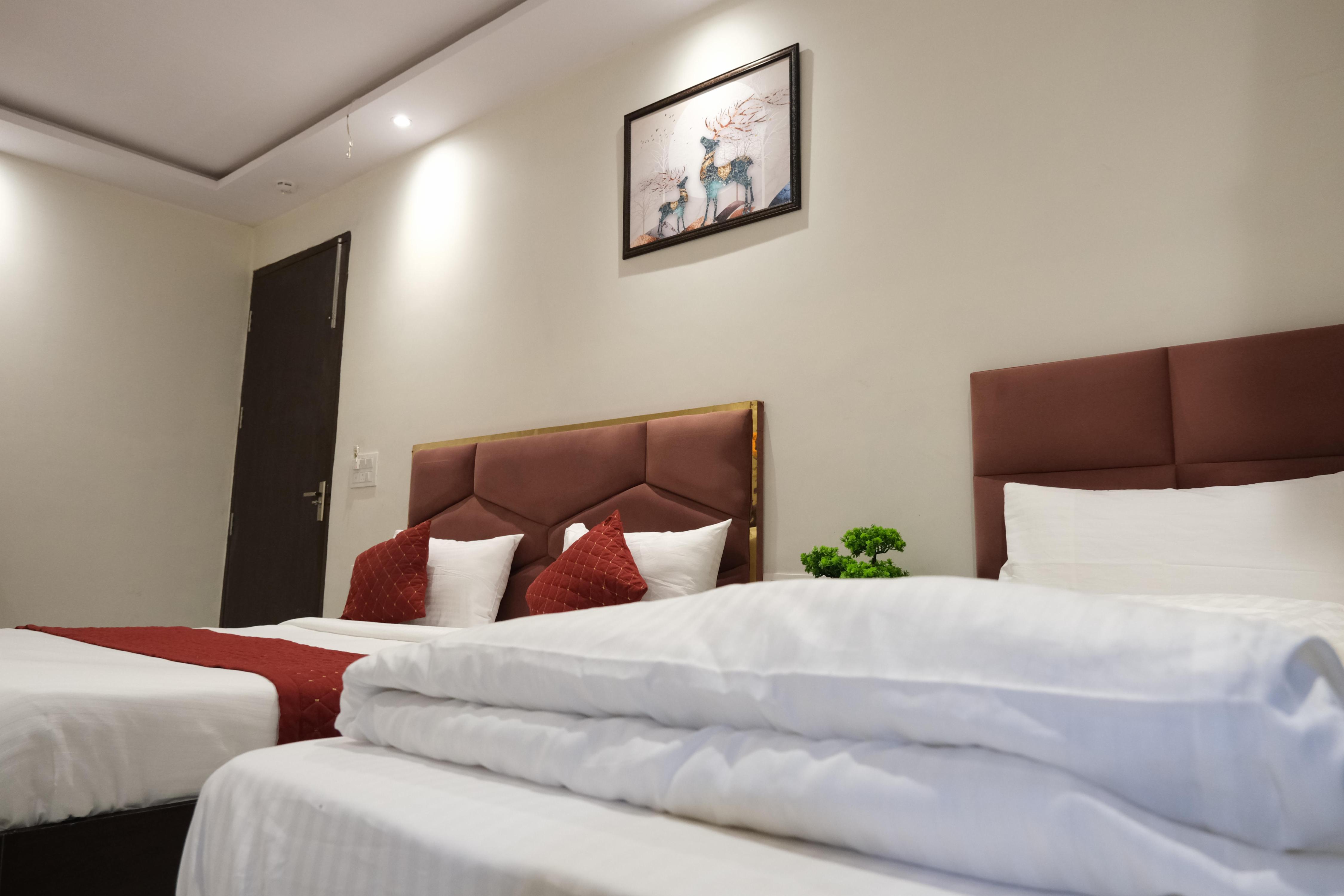 Hotel De Hocks Deluxe @ New Delhi Railway Station - Tap to explore photos