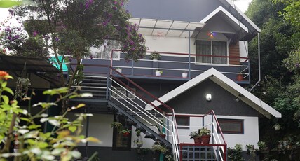 Wayside Cottage | Private Rooms & Treehouse Room Type - Villa