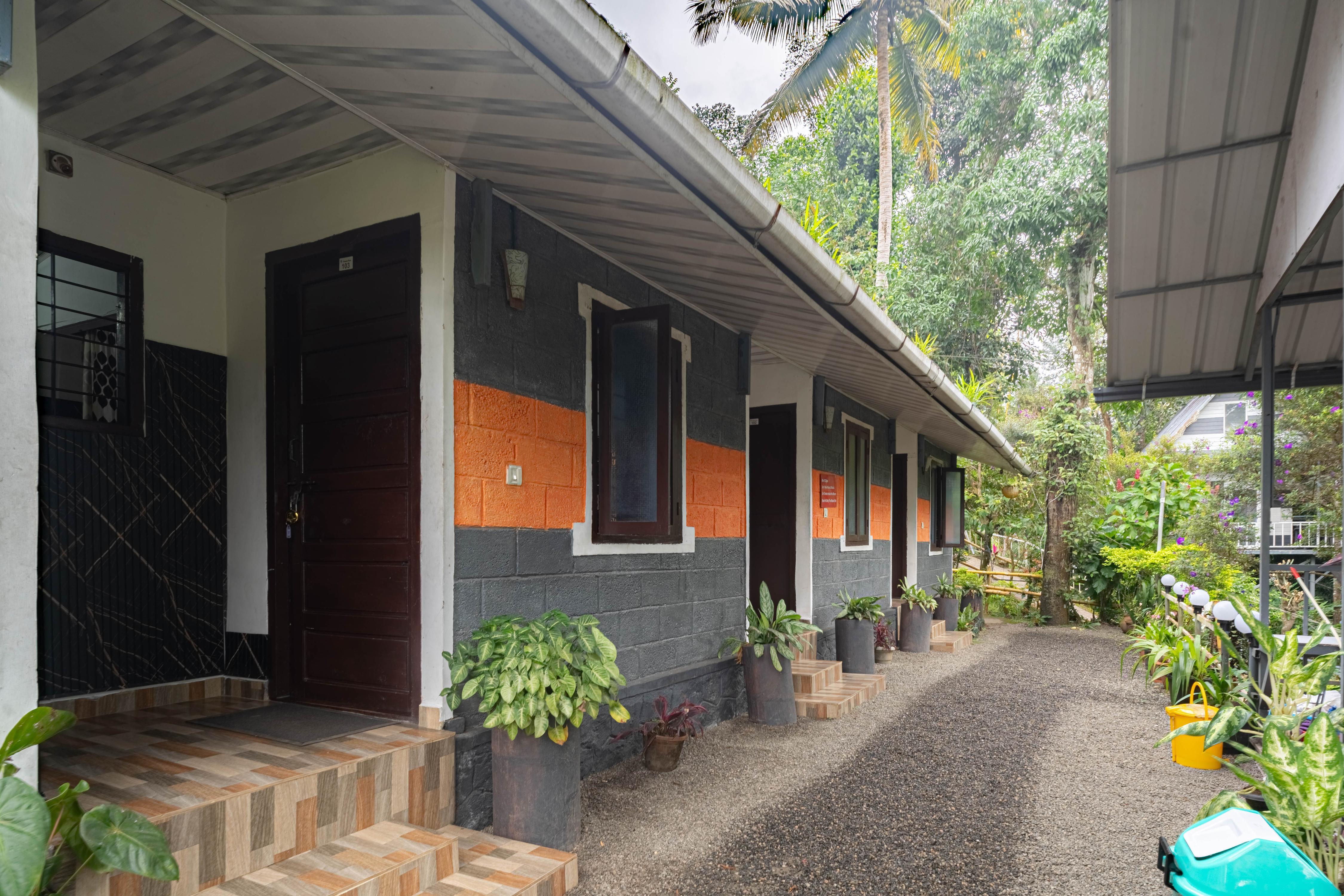 Wayside Cottage | Private Rooms & Treehouse - Tap to explore photos