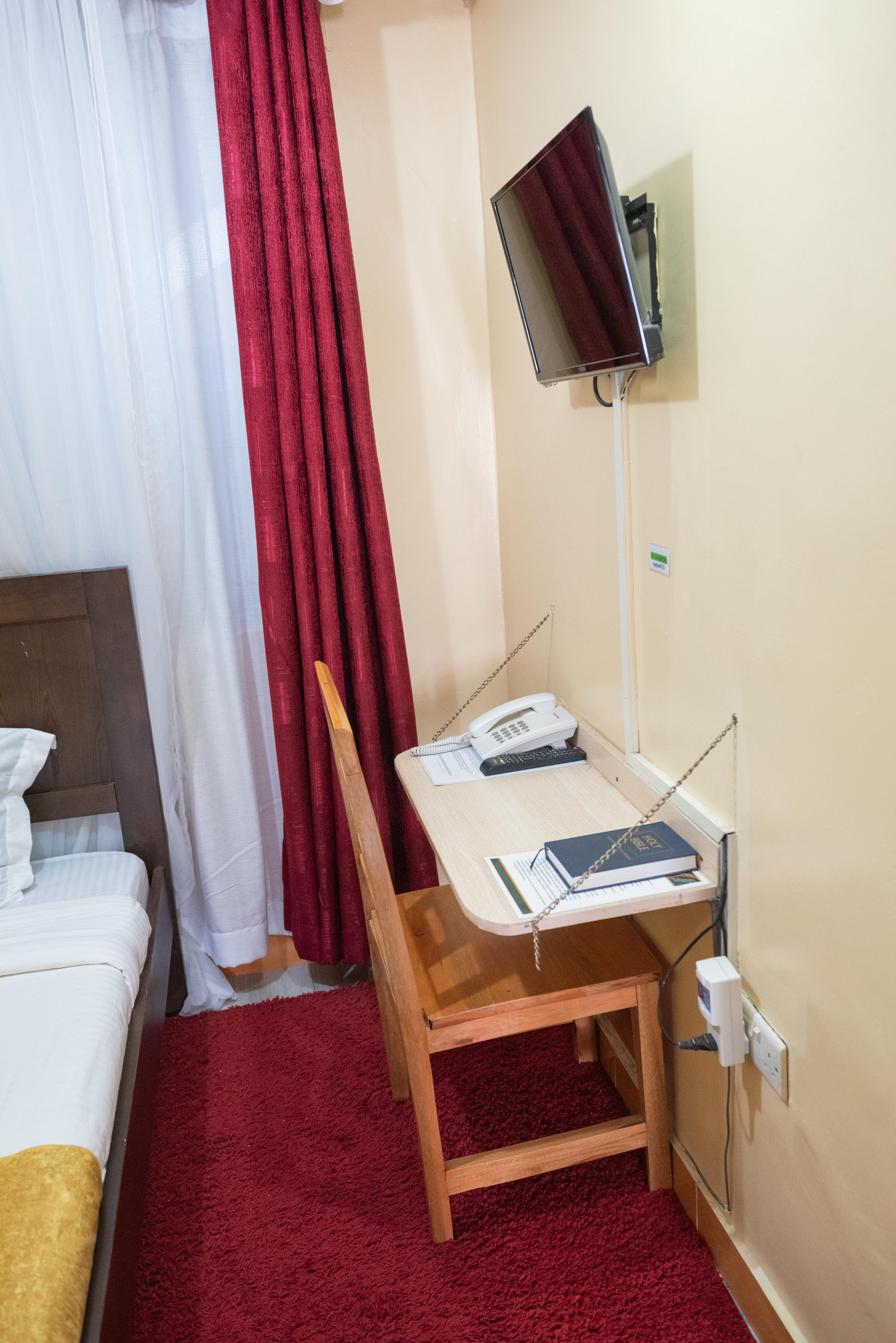 JAVILLA EAGLES SAFARI GUEST HOUSE - Tap to explore photos