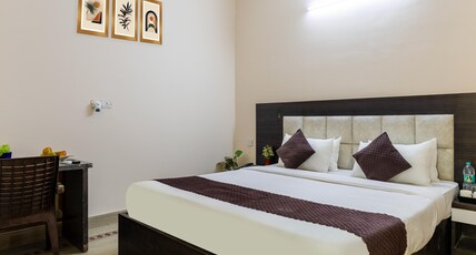 Hotel Warm Welcome Inn Sec 51 Room Type - Deluxe AC Room with King Bed