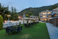 Rooms of Hotel Grand Boulevard - Dal Lake View