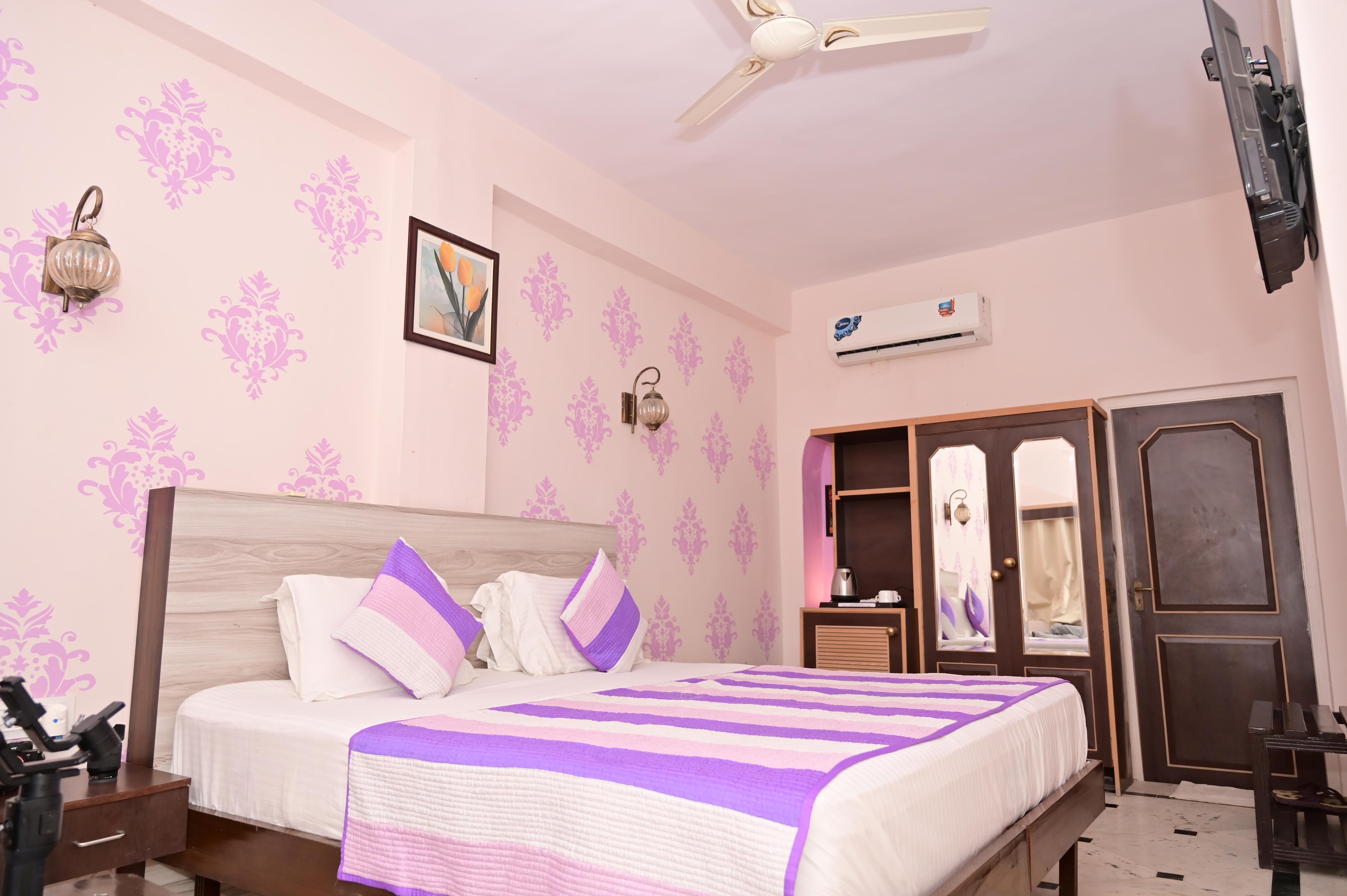 Himmatgarh Palace - Heritage Boutique Hotel Room Type - Deluxe Room With Bathtub Himmatgarh Palace - Heritage Boutique Hotel Room Type - Deluxe Room With Bathtub