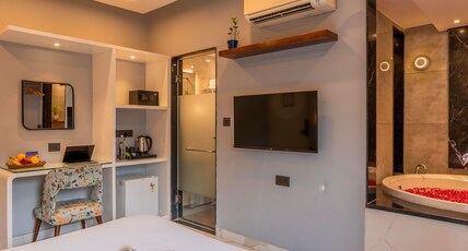 Moustache Jaipur | Hostel & Rooftop Bar Room Type - Superior Double Room With Bathtub