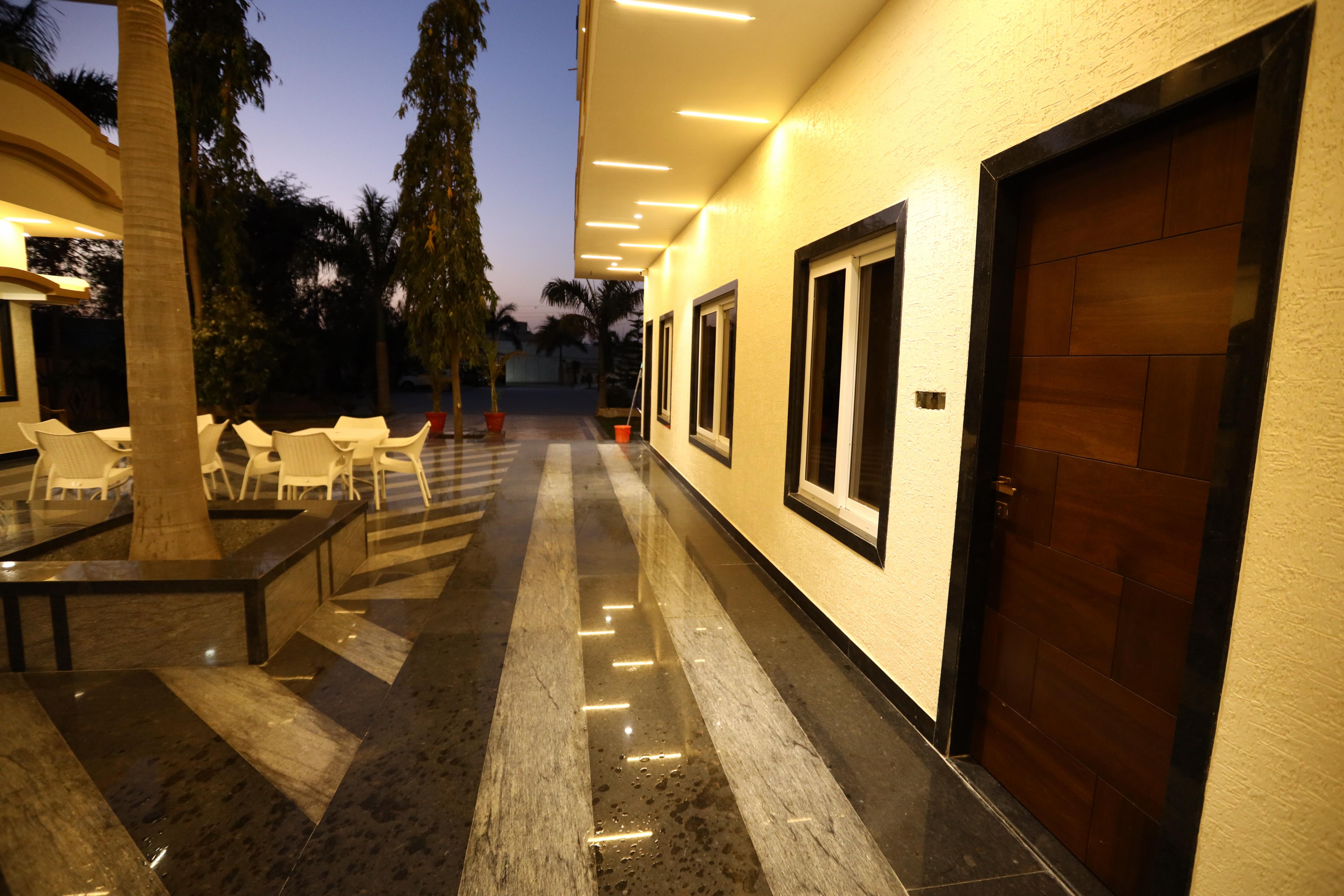 Ishwar Nain Hotel - Tap to explore photos