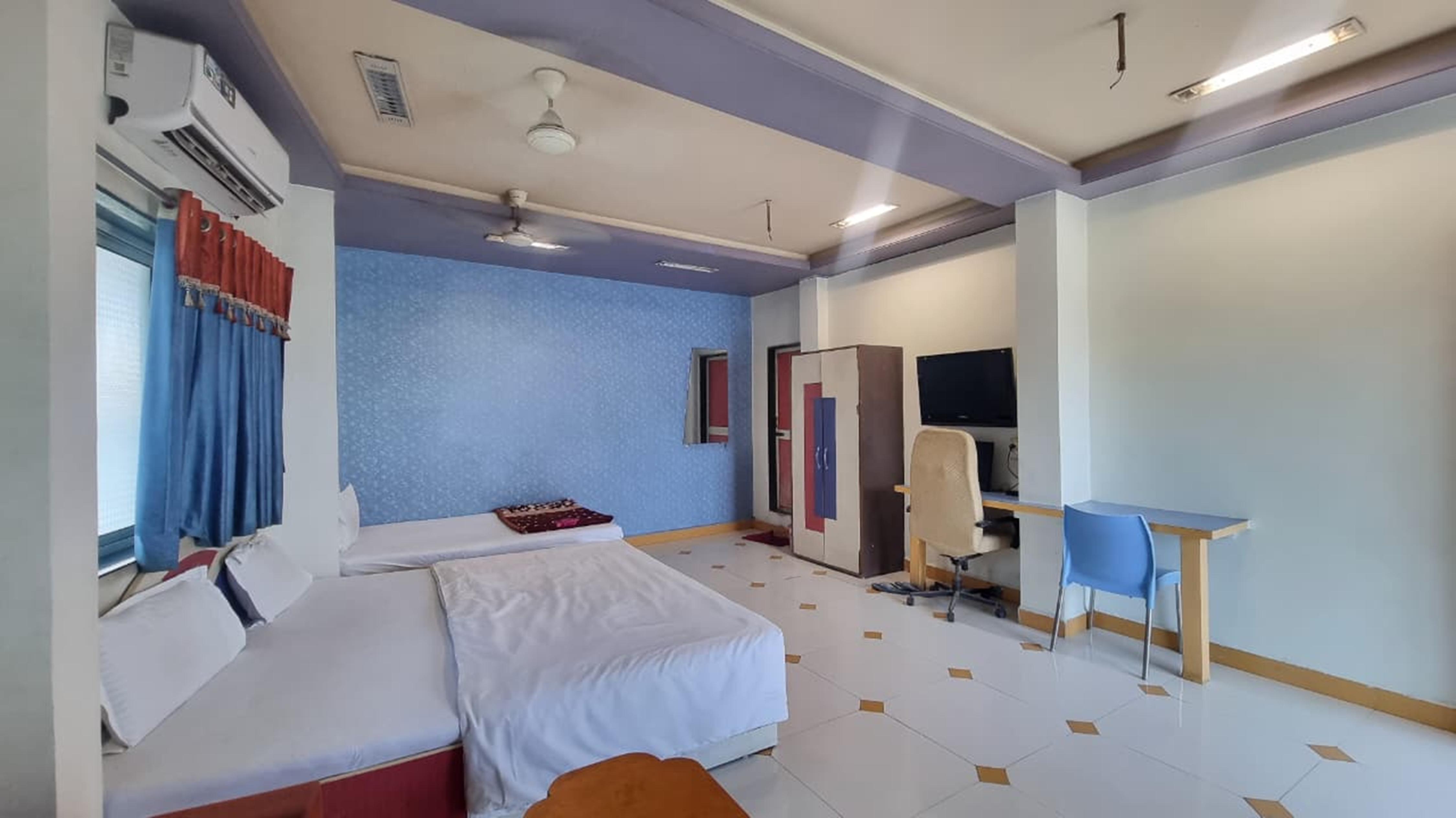 Hotel Kohinoor - Tap to explore photos