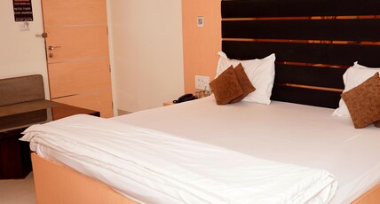 HOTEL ABHIMANYU INN Room Type - Unmarried Couple Room