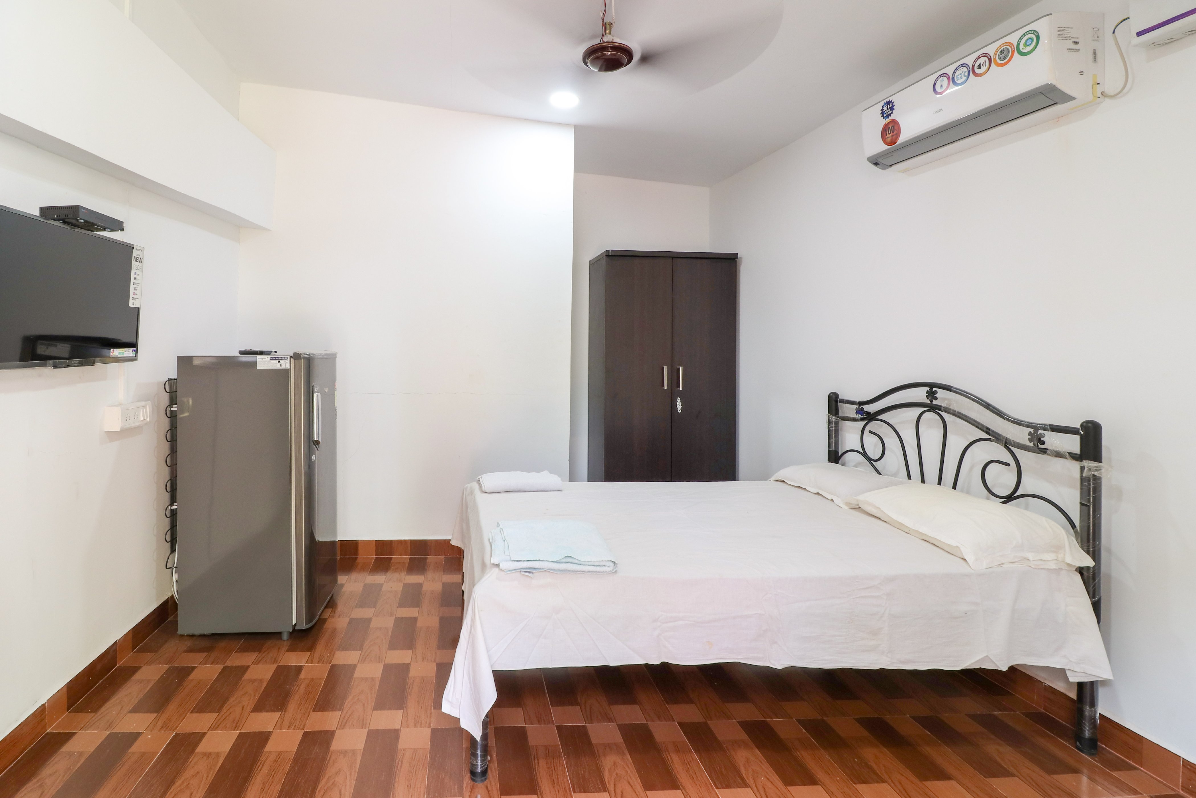 Anjuna Cosy Den Studio Apartment - Tap to explore photos