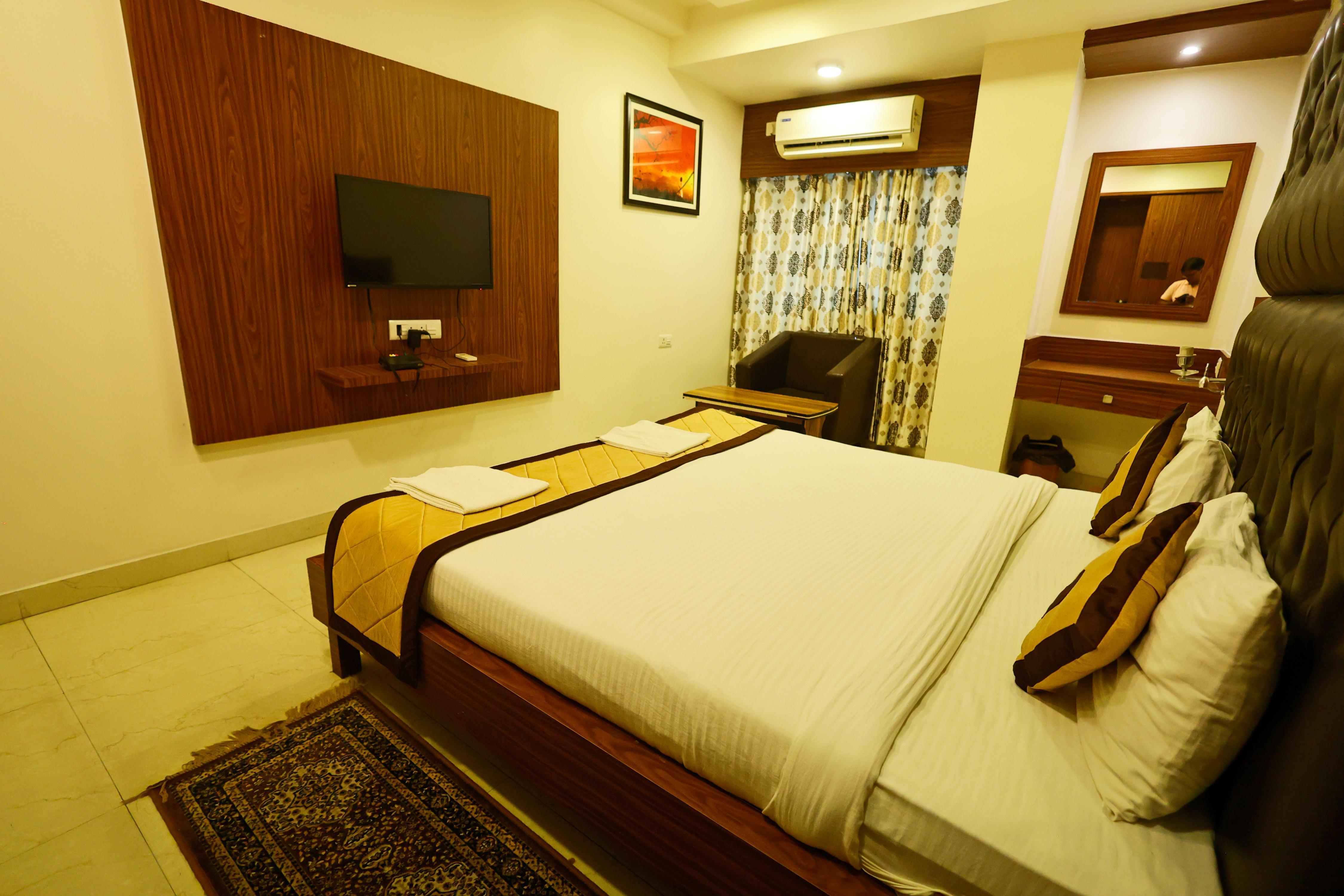 Hotel Minar Galaxy - Tap to explore photos