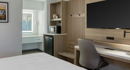 Best Western Of Walterboro Room Type - 1 King Bed, Non-Smoking, Pet Friendly Room, Pillow Top Mattress, Microwave And Refrigerator, High Sp Best Western Of Walterboro Room Type - 1 King Bed, Non-Smoking, Pet Friendly Room, Pillow Top Mattress, Microwave And Refrigerator, High Sp