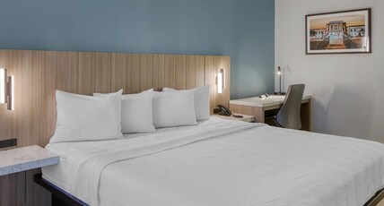 Best Western Of Walterboro Room Type - 1 King Bed, Non-Smoking, Larger Room, Microwave And Refrigerator, Wi-Fi, Full Breakfast Best Western Of Walterboro Room Type - 1 King Bed, Non-Smoking, Larger Room, Microwave And Refrigerator, Wi-Fi, Full Breakfast